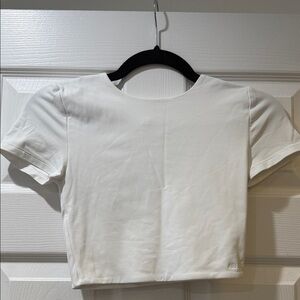 White Short Sleeve Crop Top aritzia contour. Size small